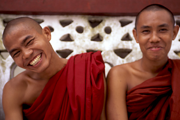 [Myanmar_yangon_monks.jpg]