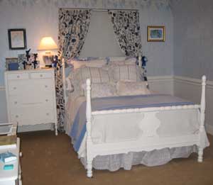 [guest-room-blue-bed.jpg]