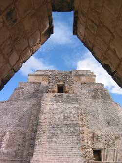 [uxmal-temple-of-the-magicia.jpg]