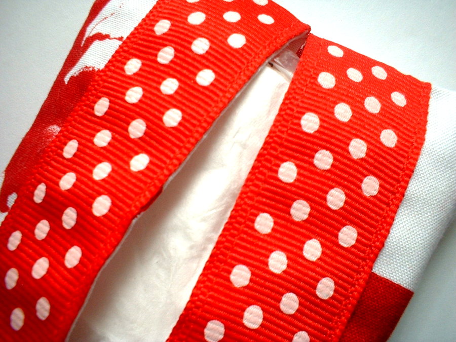 [red+white+polka+dot+flower+tissue+cozy3.jpg]
