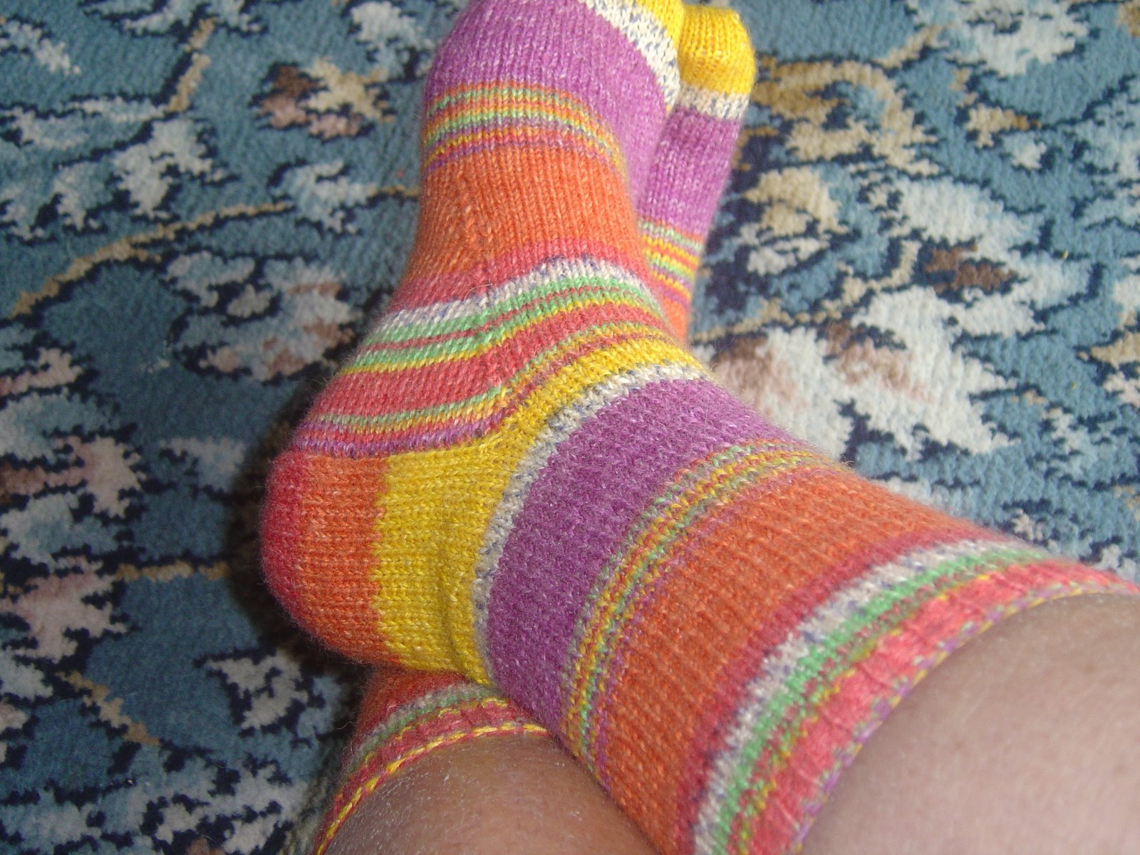 [Vic's+Opal+socks+finished+004.JPG]