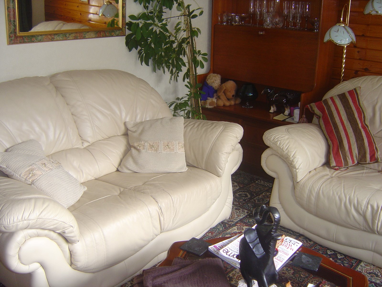[New+leather+sofas+002.JPG]