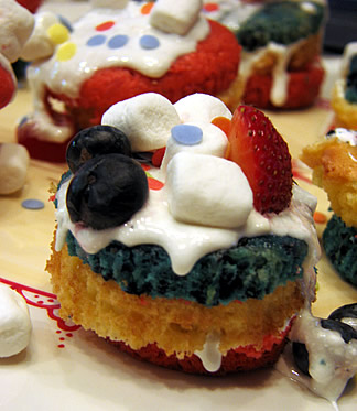 [red_white_blue_cupcakes3.jpg]