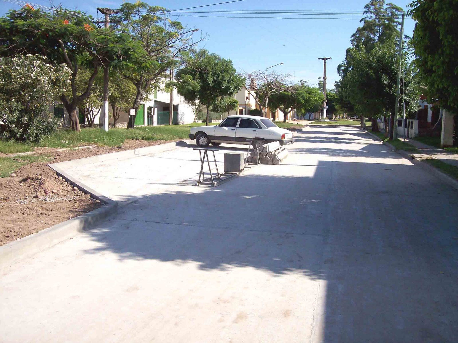 [pavimentacion+calle+Guatemala+en+barrio+Costa+de+las+Rosas-+vista+de+la+arteria+con+darsena+estacionamiento+pavimentada.jpg]