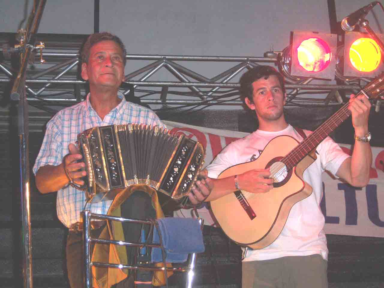 [Goya+Verano+Pora-Ricardito+Silva+y+su+hijo+Diego+Silva+con+guitarra.jpg]