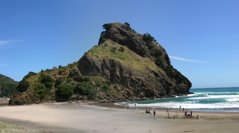 [Lion_Rock__Piha_Beach_panorama.jpg]