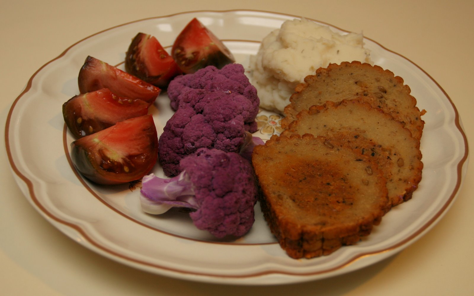 [20071113+Vegan+Celebration+Roast+with+Mashed+Potatoes+and+Purple+Cauliflower.jpg]
