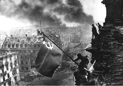 [soldados+colocan+bandera+sovietica+en+el+Reichstag+en+Berlin+1945.jpg]