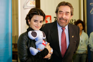 Penélope Cruz con el Alcalde de Zaragoza Juan Alberto Belloch y la mascota Fluvi de la Expo del Agua 2008
