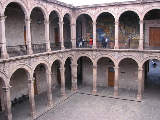 [Palace+of+Governors+courtyard+and+portales.JPG]