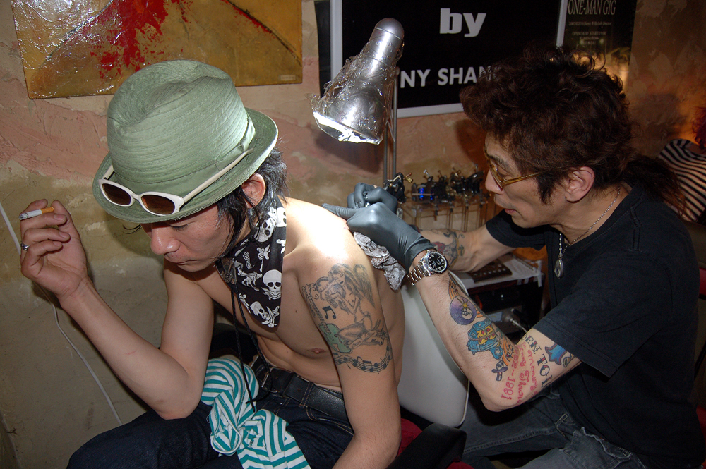 [Kenny_tattooing_Tsuyoshi_April_2007_001.jpg]