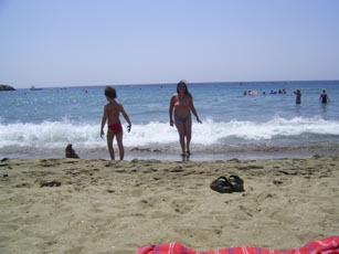 [mum+&+kid+on+the+beach.jpg]
