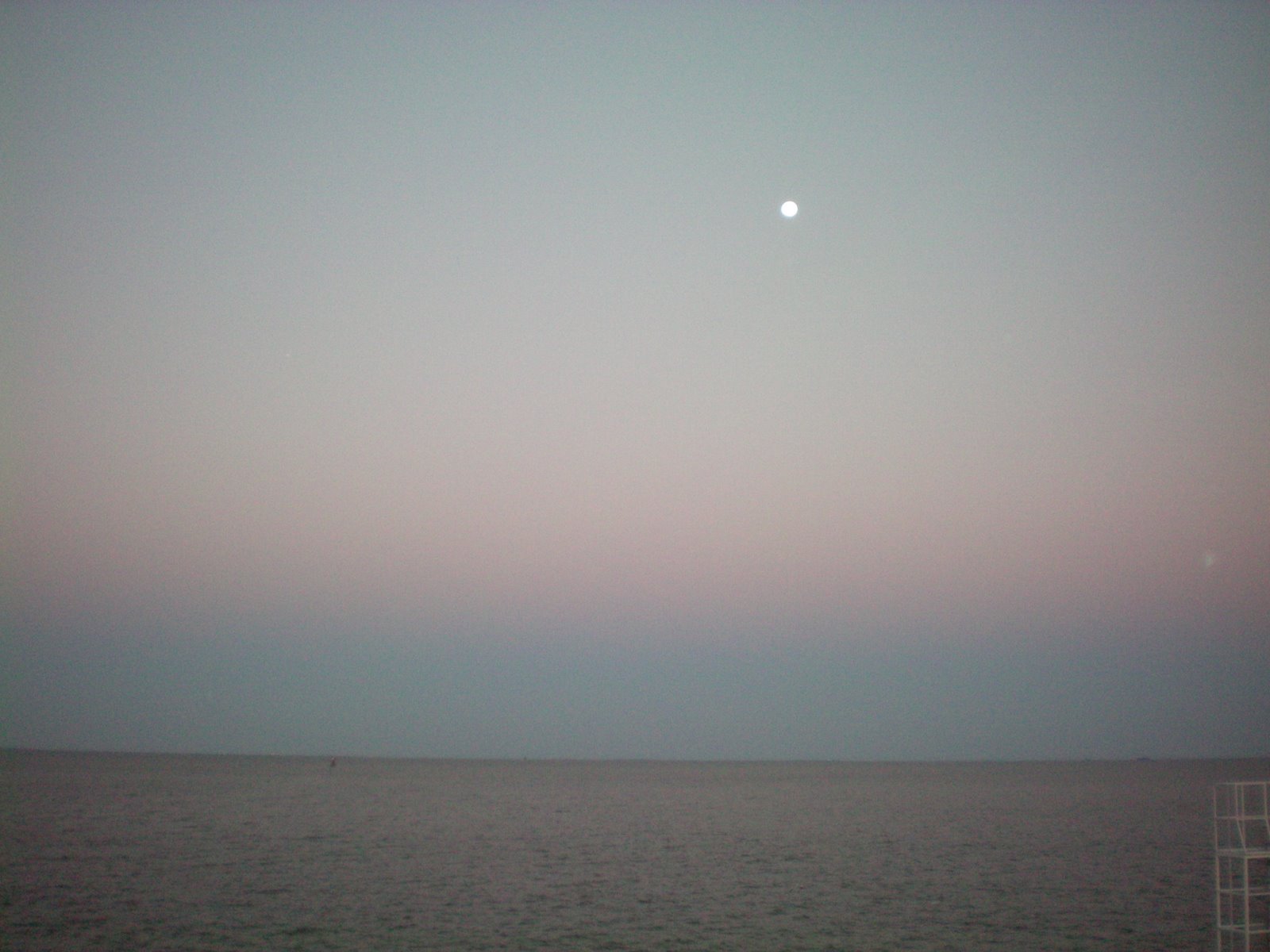 [Gibbous+Moon+over+Gulf+of+Mexico.JPG]