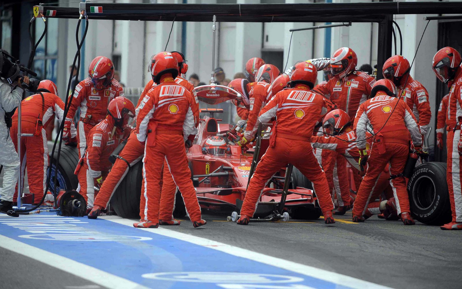 [Kimi+Räikkönen+Ferrari+Sunday+Race+in+France+Magny+Cours,+F1+2008+90.jpg]
