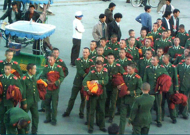 [Chinese-soldiers-posing-riot-monks-1.jpg]