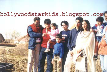 [Aamirwith-kids&wife_post.jpg]