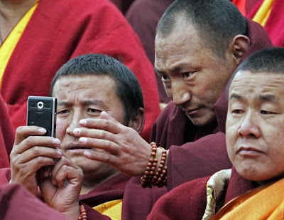 moines tibetains echangent des sms