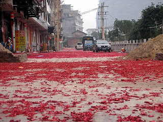 La rue recouverte d'un tapis rouge de petards chinois