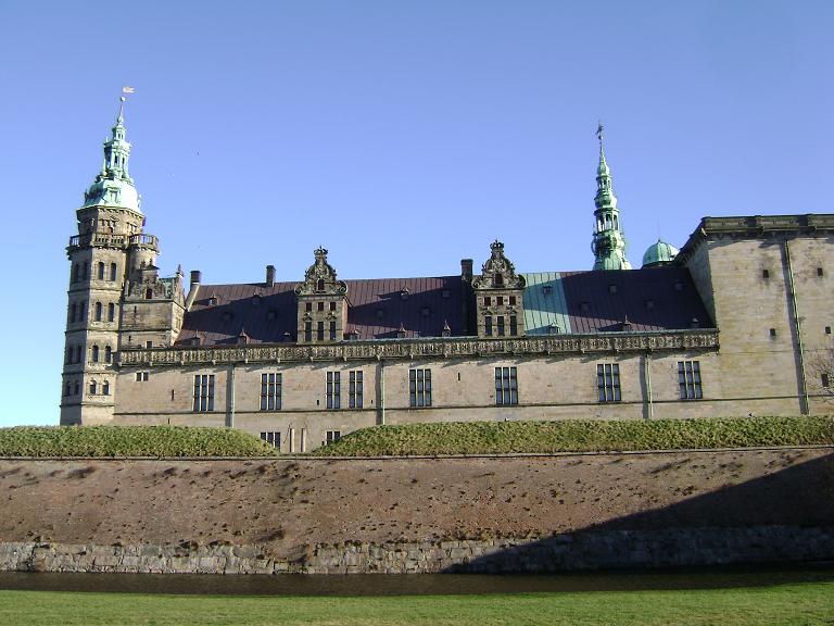 [Kronborg+Castle+from+a+side.JPG]