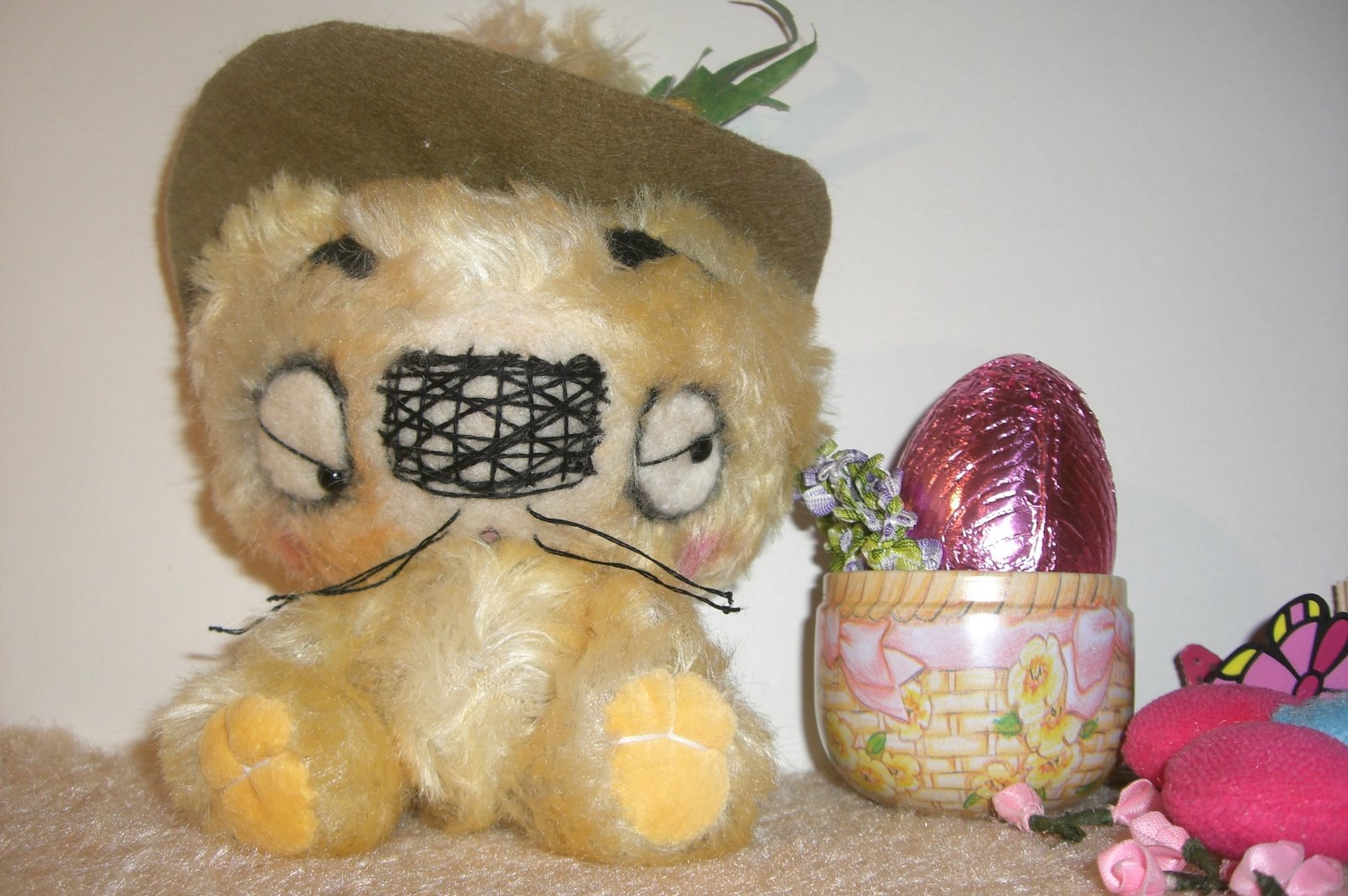 [omm.Rabbit+sits+with++egg+and+flowers+1CIMG1280.JPG]