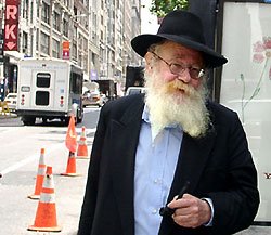 [rabbi+steinsaltz+on+street.jpg]