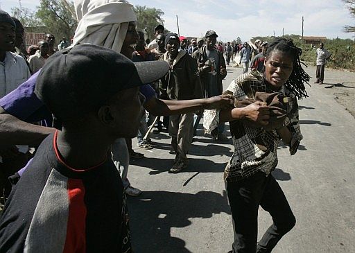 [Mujer+acorralada+en+Kenyia4,+foto+AFP.jpg]