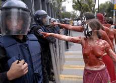 [Mujeres+pintadas+de+rojo+culpando+a+la+Policía.JPG]