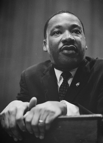 [434px-Martin-Luther-King-1964-leaning-on-a-lectern.jpg]