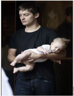 Tobey Maguire and daughter Ruby<br /> entertainmentnewsnevents.blogspot.com