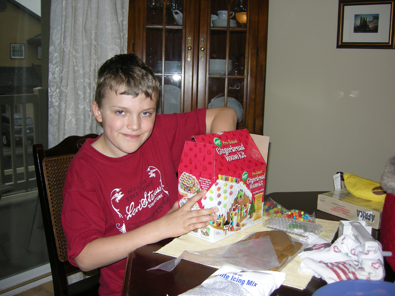 [Ethan+and+gingerbread+kit-s.jpg]