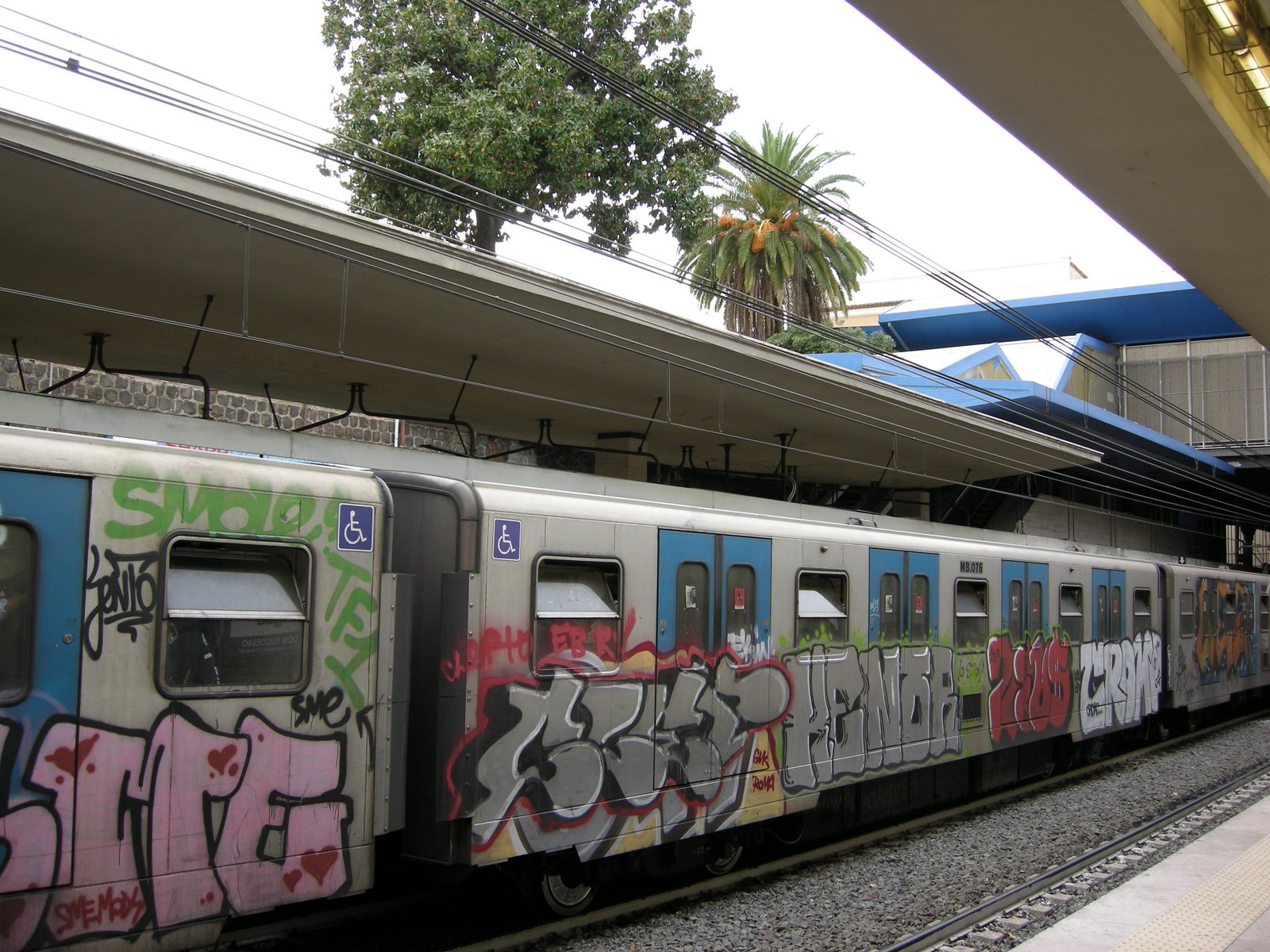 [metro+graffiti.jpg]