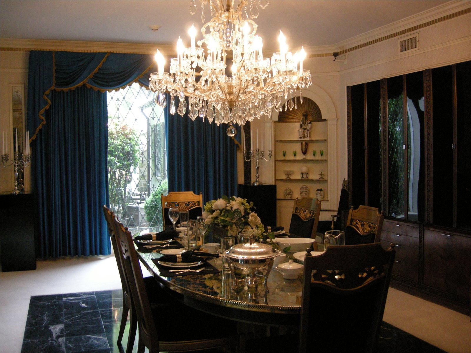 [Graceland+dining+room+(1).JPG]