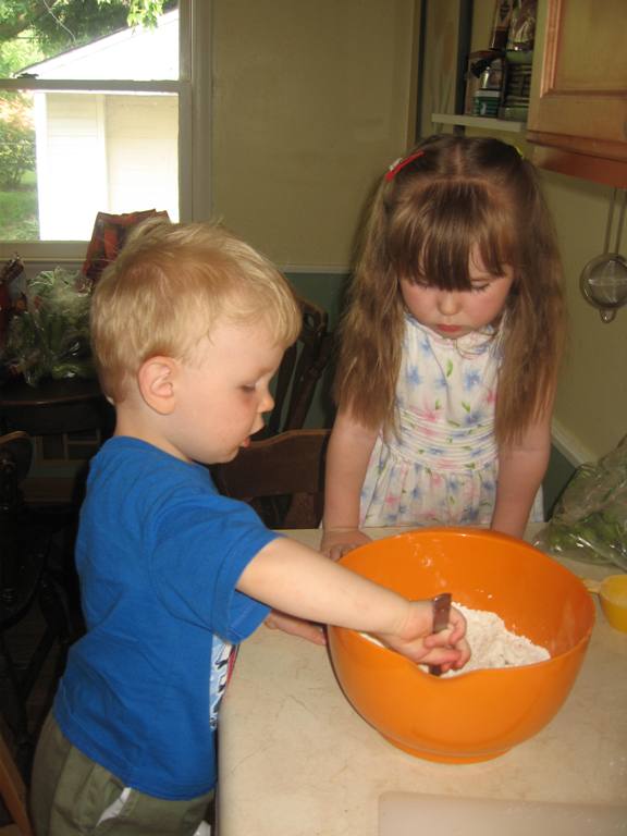 [kids+making+cake.jpg]