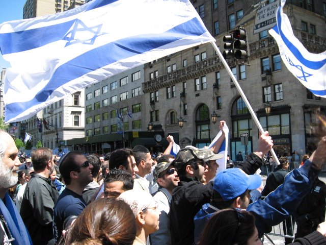 [israel-flag-parade-salute-20070506.jpg]