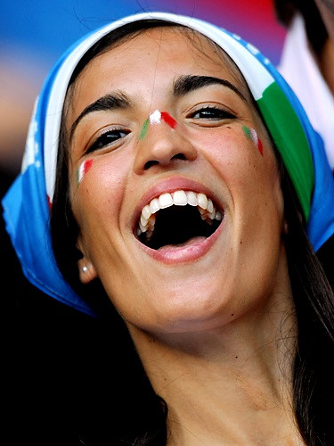 [euro_italian-football-girl-01.jpg]