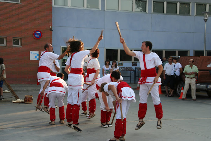 Bastoners de Malla dansant a Llagostera (Gironès)