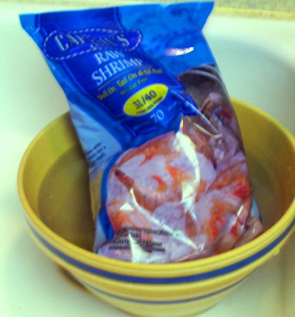 [shrimp+casserole+thawing+the+shrimp.jpg]