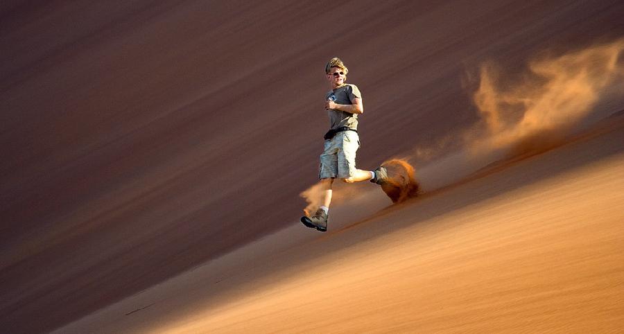 [dude-running-sand-dunes-86e@.jpg]