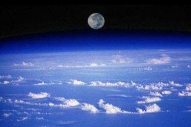 [Moonrise+over+Earth.jpg]