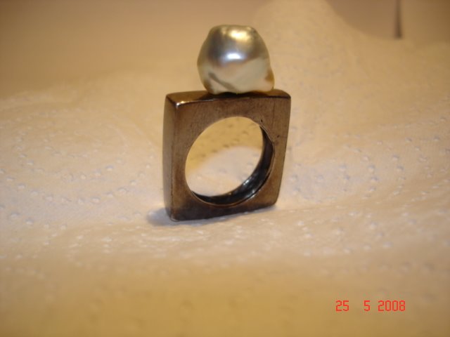 anello in rutenio con perla barocca