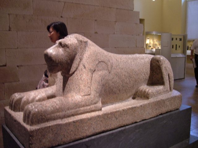 [2007+09+21+Lion+Tomb+statue.jpg]
