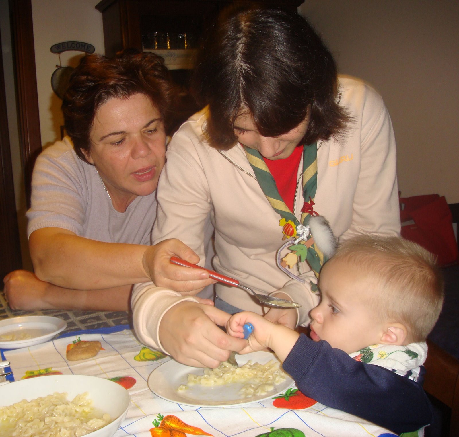 [Luciana,+Rossana+&+Currier+eating+pasta.jpg]