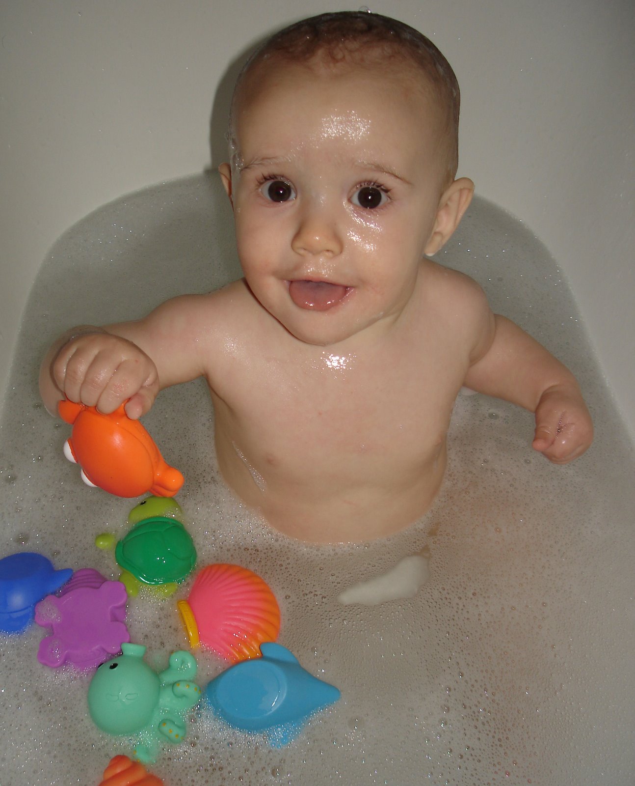 [currier+in+the+tub+with+new+toys2.jpg]