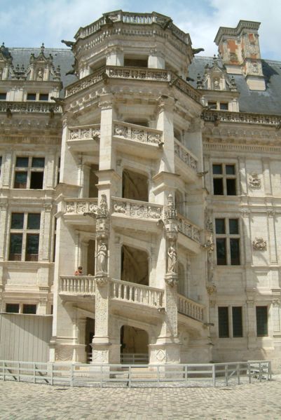 [401px-Chateau_de_Blois_escalier_monumental.jpg]