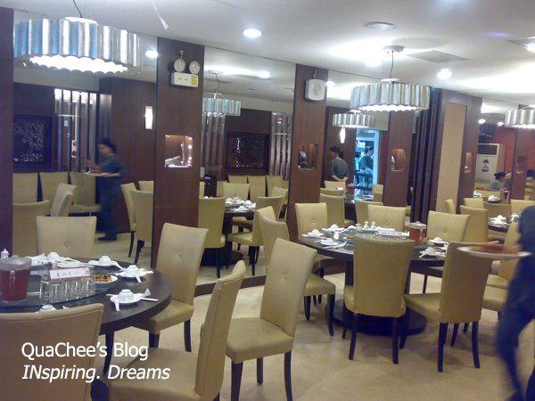 [taiwan-food_tainan-restaurant-table.jpg]
