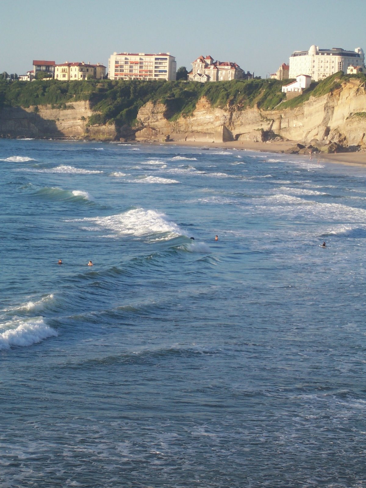 [surfs+up+in+Biarritz.jpg]