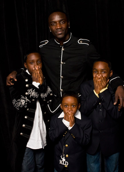 [Akon+with+children.jpg]
