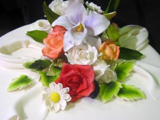 [bflorescoloridasdetalhe+bouquet+e+flores+no+bolo.jpg]