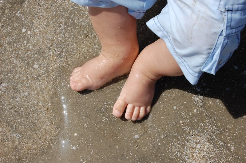 [lucas+feet+sand.jpg]