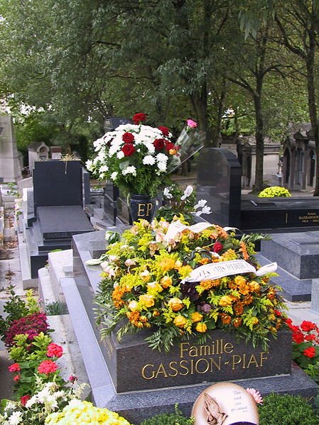 [449px-The_grave_of_%C3%89dith_Piaf.jpg]